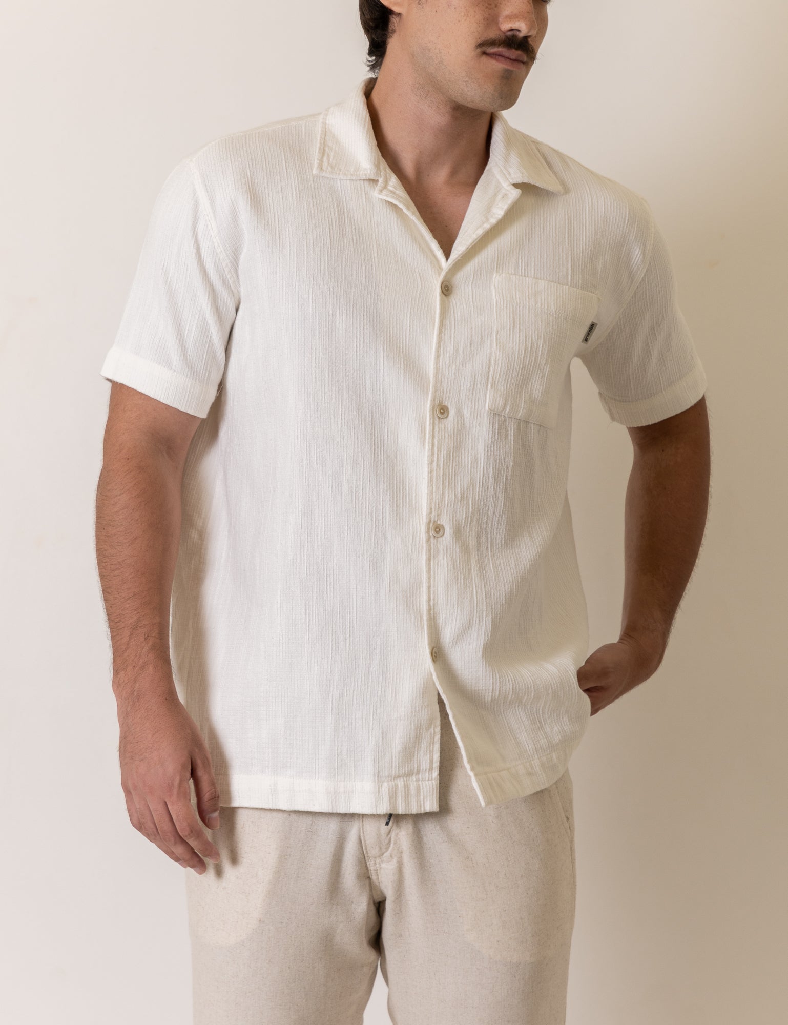 Greenish Camisa Botao High Tide - Off White men’s shirt with buttons and short sleeves.