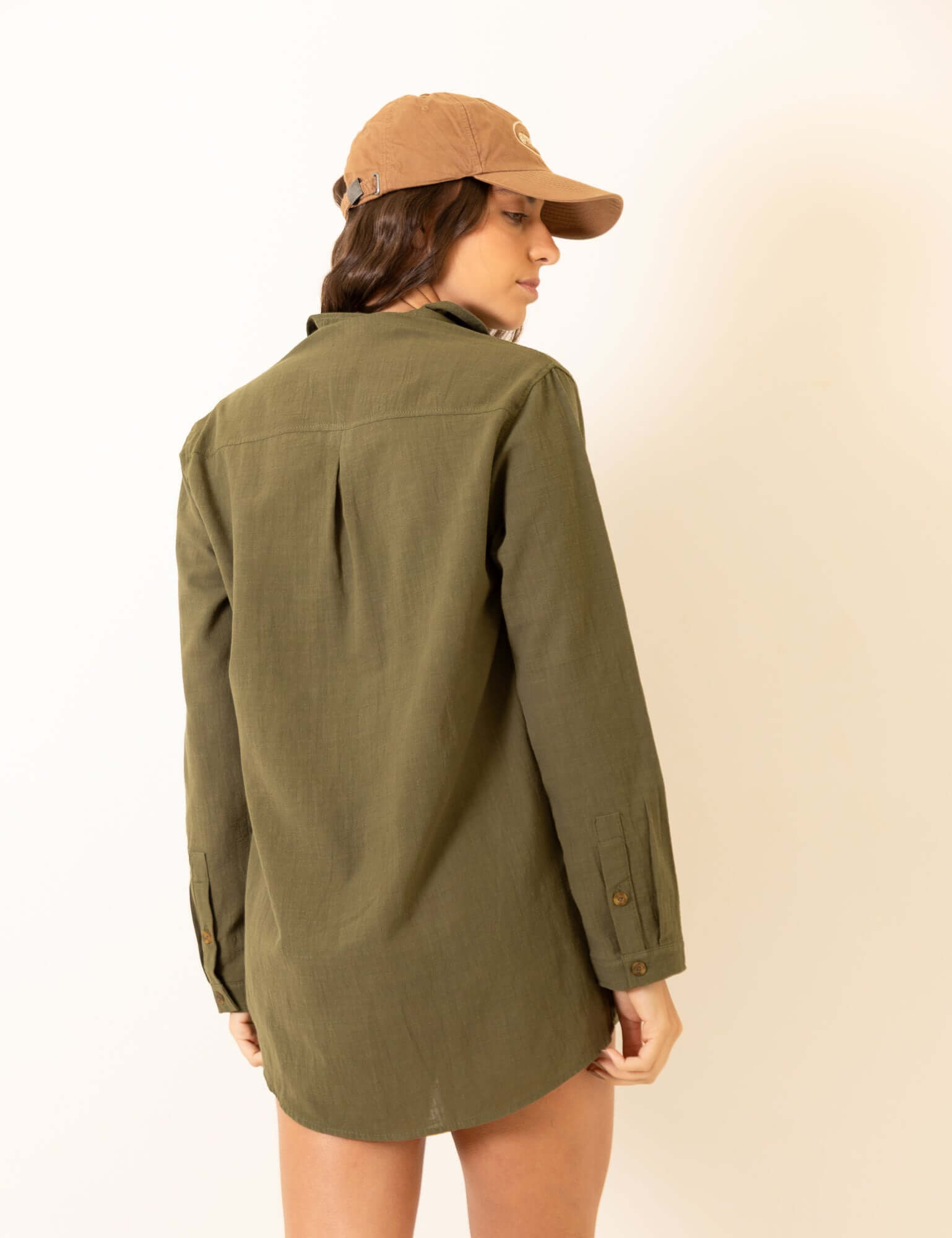 Model wearing Greenish Camisa Jennie - Verde Escuro, a stylish dark green shirt viewed from the back.