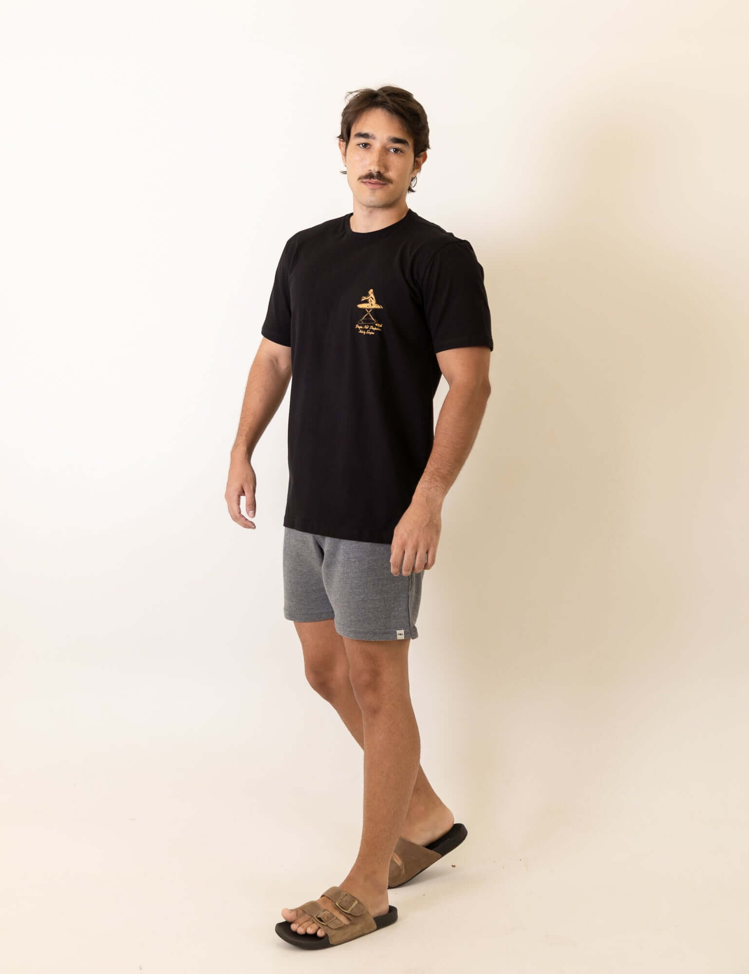 Modelo vestindo Camiseta Balance Everyday - Preto da marca Greenish em um fundo neutro.