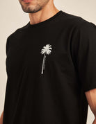 Alt Tag: Camiseta Coconut Tree - Preto da Greenish, camiseta preta 100% algodão com estampa de coqueiro, estilo casual do mar ao asfalto