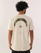 Camiseta Greenish 'Find Out New Places - Natural', cor creme com estampa minimalista nas costas, vista traseira. Moda sustentável.