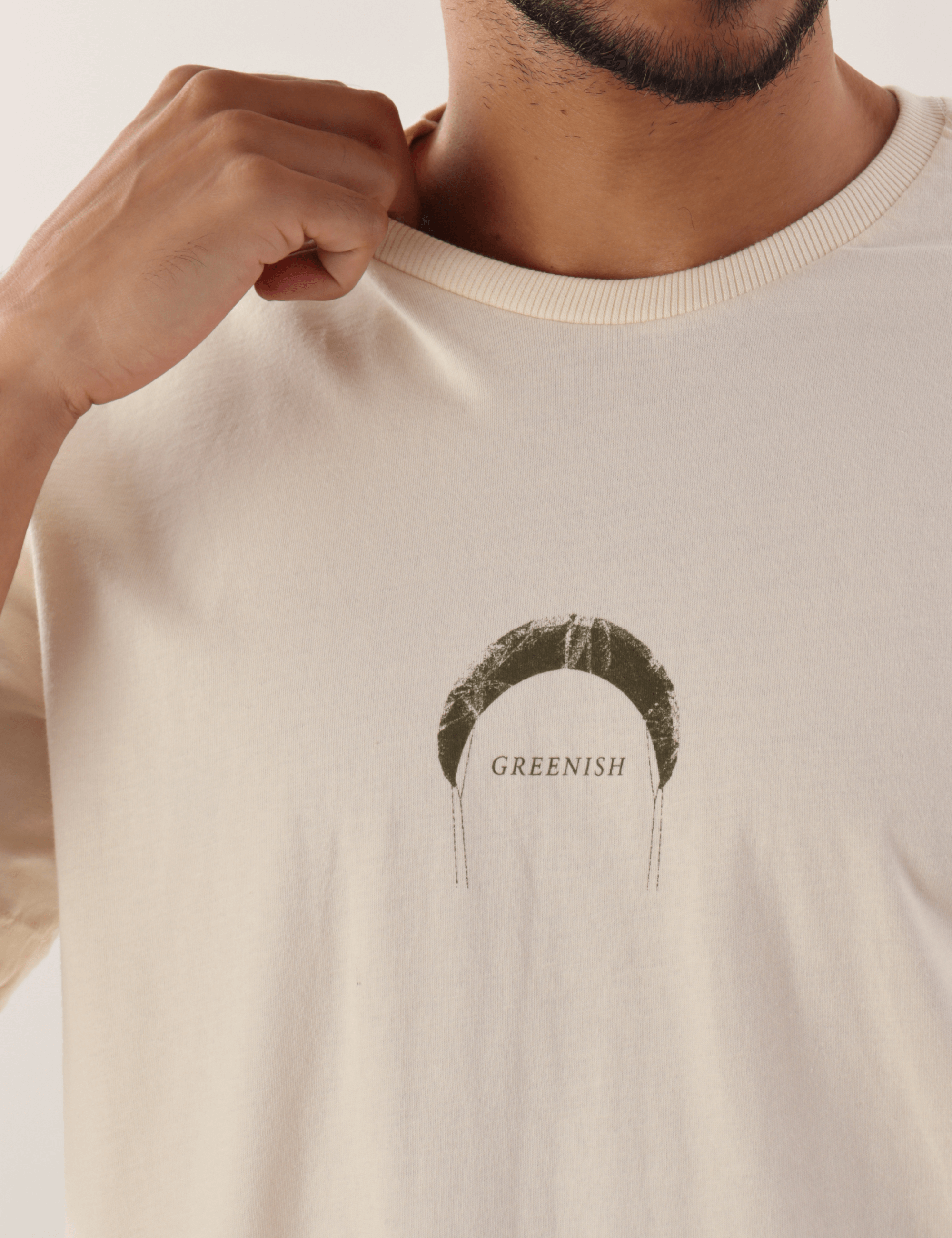 Camiseta Find Out New Places - Natural da marca Greenish em algodão, com estampa minimalista, ideal para explorar novos lugares.