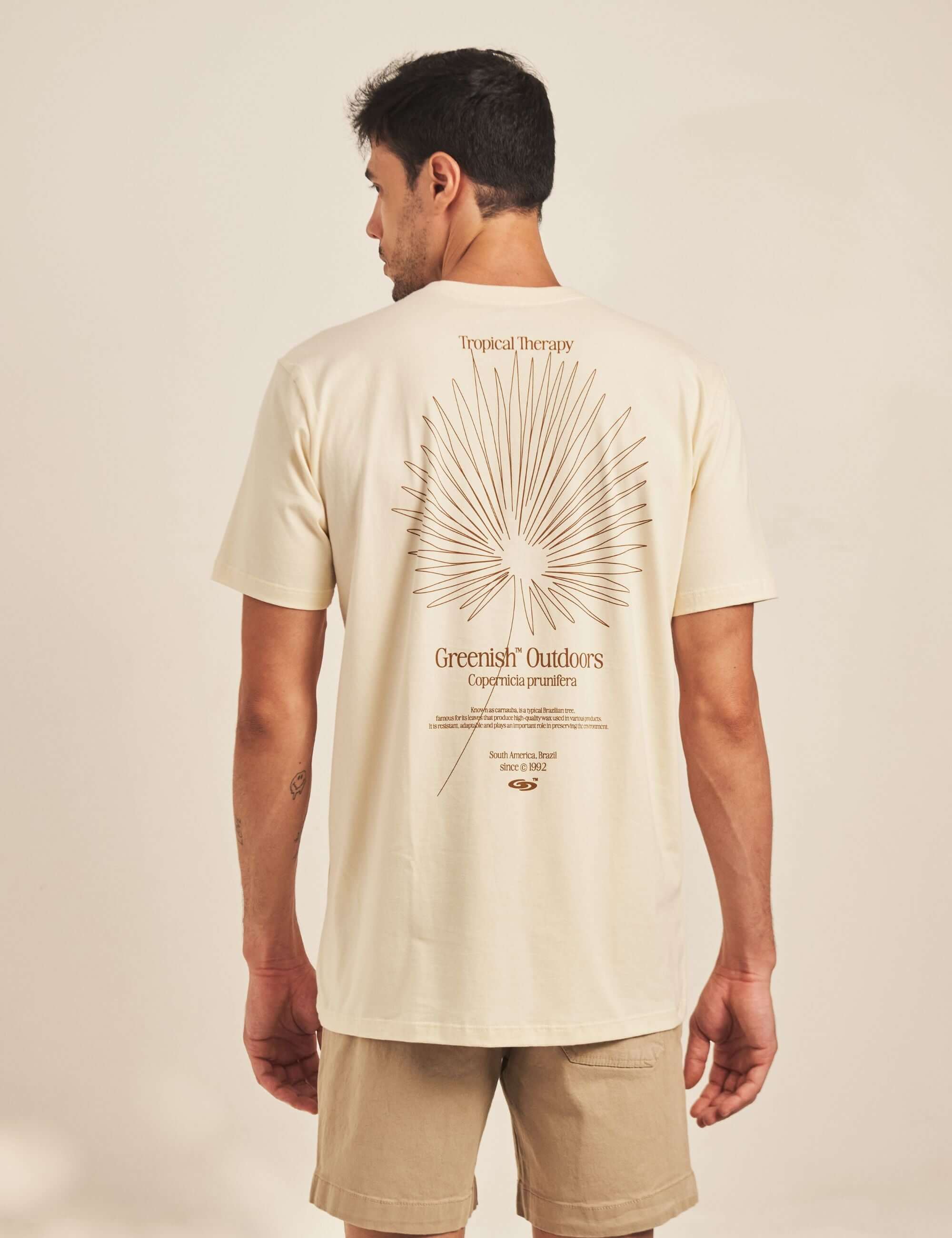 Camiseta Hand Drawn Carnauba Leaf - Natural da marca Greenish, estampa autoral da folha de carnaúba nas costas