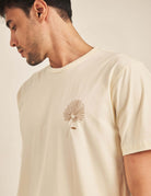 Camiseta Hand Drawn Carnauba Leaf - Natural da marca Greenish com estampa autoral de folha de carnaúba no peito, tecido 100% algodão