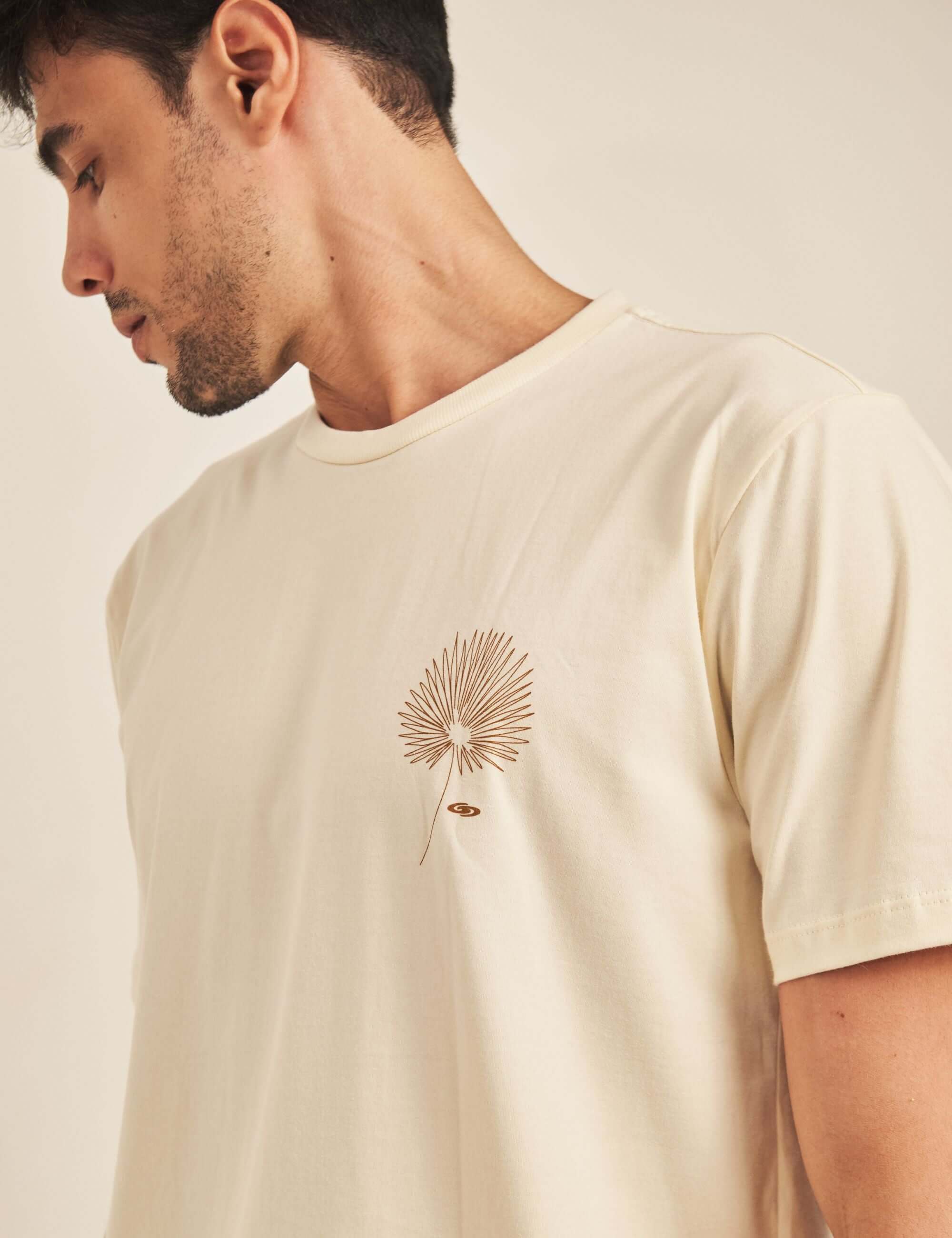 Camiseta Hand Drawn Carnauba Leaf - Natural da marca Greenish com estampa autoral de folha de carnaúba no peito, tecido 100% algodão