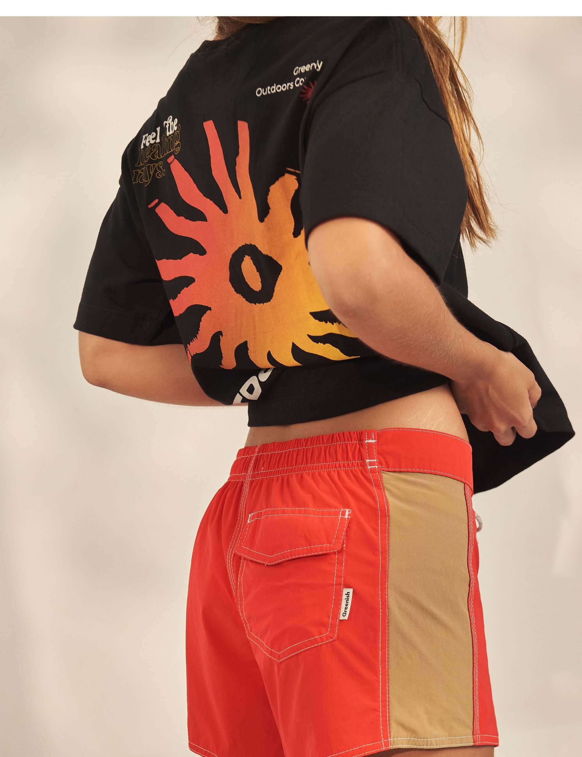 Camiseta Healing Rays - Preto Greenish com estampa solar frontal e costas, modelo boxy em algodão para lifestyle ao ar livre