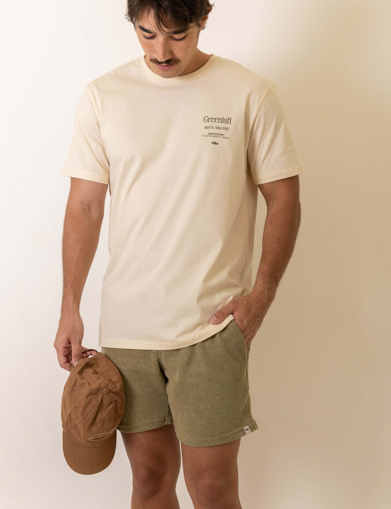 Modelo vestindo a Camiseta Mermaid - Natural da marca Greenish, com design casual e confortável, ideal para o dia a dia.