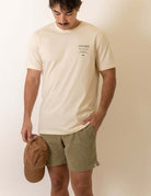 Modelo vestindo a Camiseta Mermaid - Natural da marca Greenish, com design casual e confortável, ideal para o dia a dia.