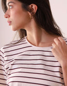 CAMISETA NAUTIC - OFF WHITE, maxi feminina listrada com gola ribana, visual clean e toque natural em estilo casual outdoor.