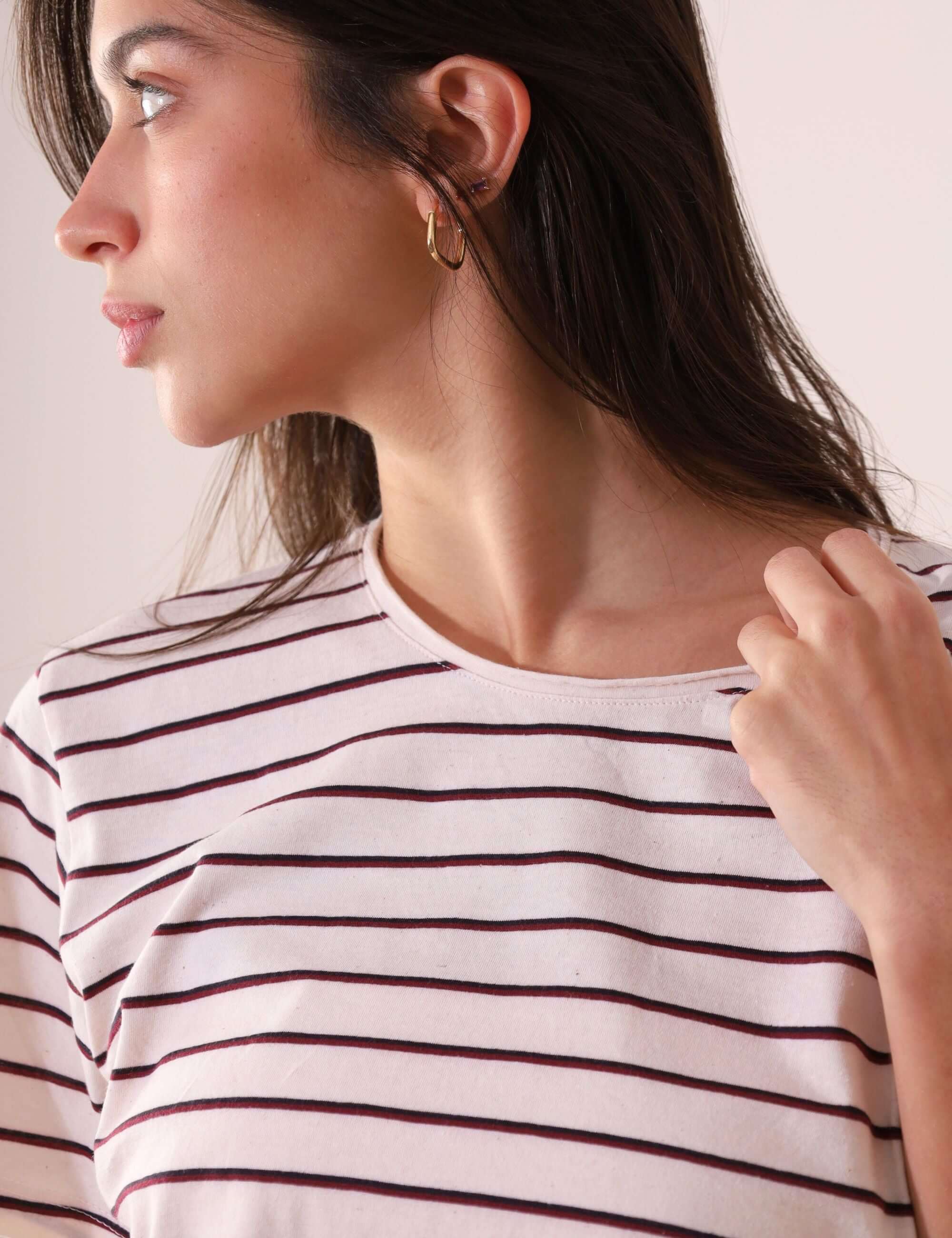 CAMISETA NAUTIC - OFF WHITE, maxi feminina listrada com gola ribana, visual clean e toque natural em estilo casual outdoor.