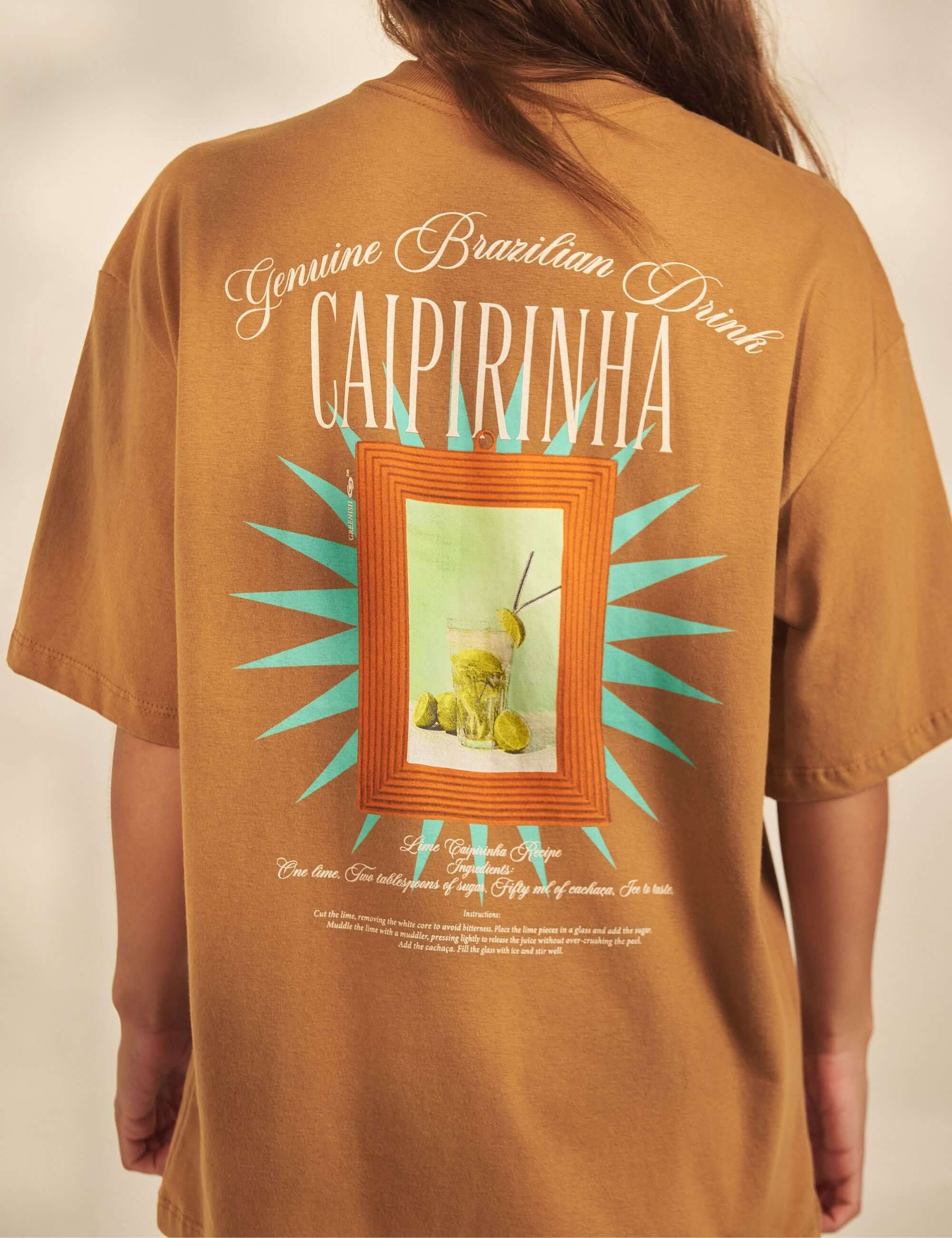 Alt Tag: Camiseta Oversized Caipirinha - Marrom da Greenish, camiseta oversized 100% algodão com estampa Caipirinha, estilo tropical e verão brasileiro
