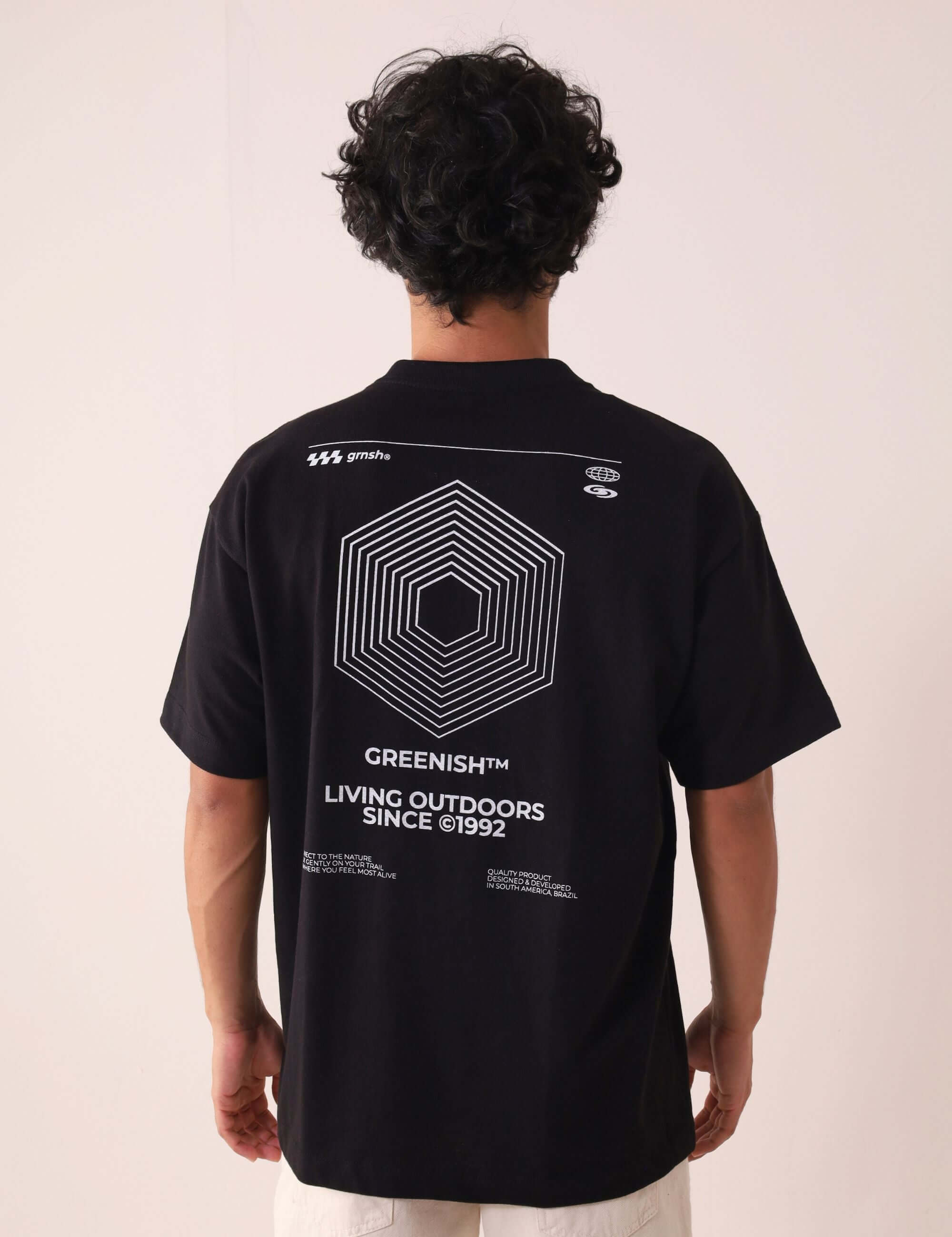 Camiseta Oversized Hexagon Lines - Preto by Greenish, destacando-se pelo design moderno e conforto, ideal para atividades ao ar livre.