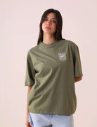 CAMISETA OVERSIZED SUNSET SESSION - VERDE da Greenish, com estampa de ondas e pôr do sol, ideal para um look casual, confortável e estiloso.