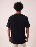 Camiserta Greenish Quality Product - Preto, camiseta com design clean e etiqueta termocolante, modelo de costas. Marca Greenish.