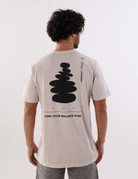 Camiseta Stone Find Your Balance Point da Greenish em areia, com estampa de equilíbrio nas costas.