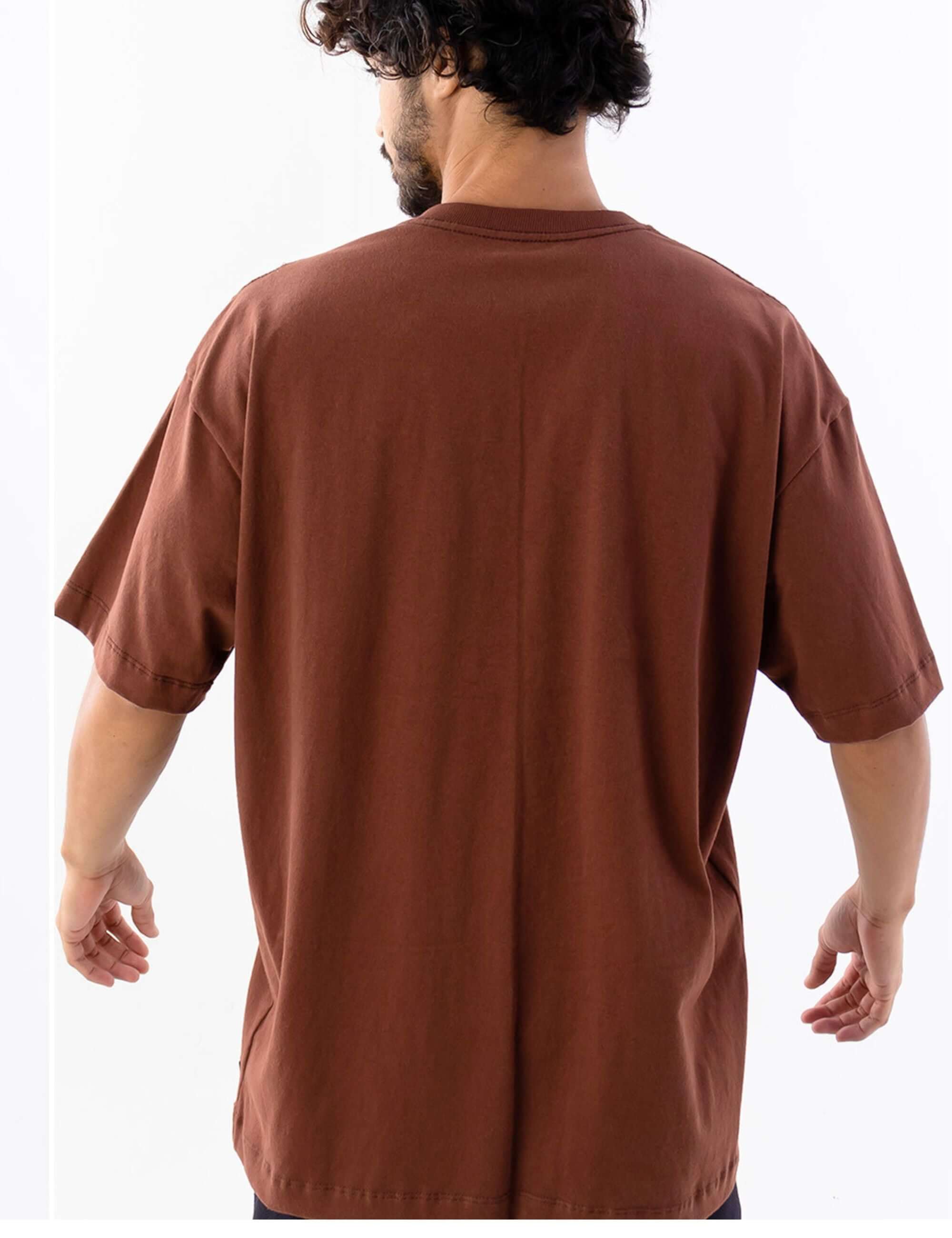 Modelo usando Camiseta Stone Oversized Grnsh - Marrom da marca Greenish.