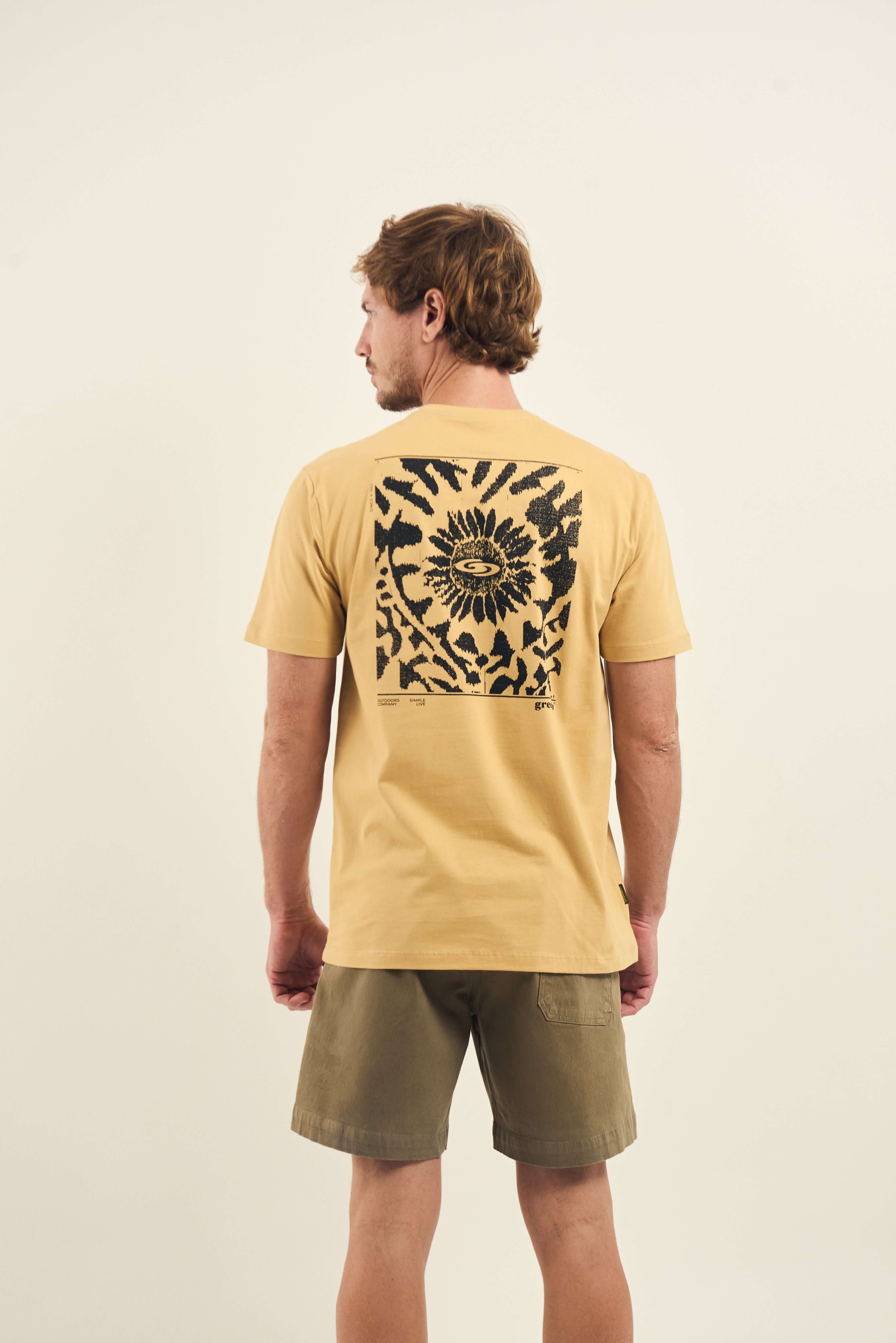 Greenish Camiseta Sunflowers Poster - Caqui featuring a sunflower design on the back.