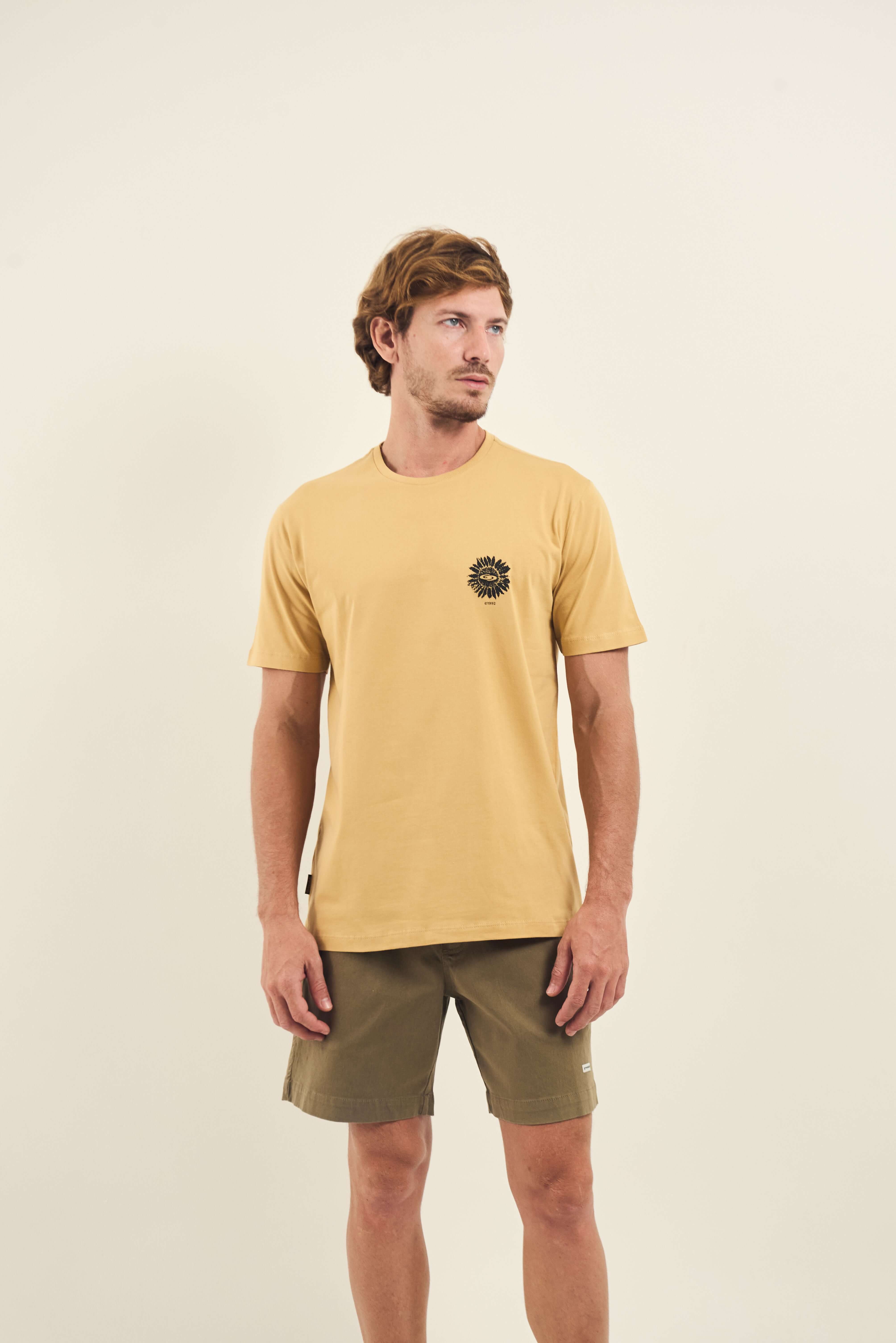 Modelo vestindo a Camiseta Sunflowers Poster - Caqui da marca Greenish, destacando estilo casual e sofisticado.