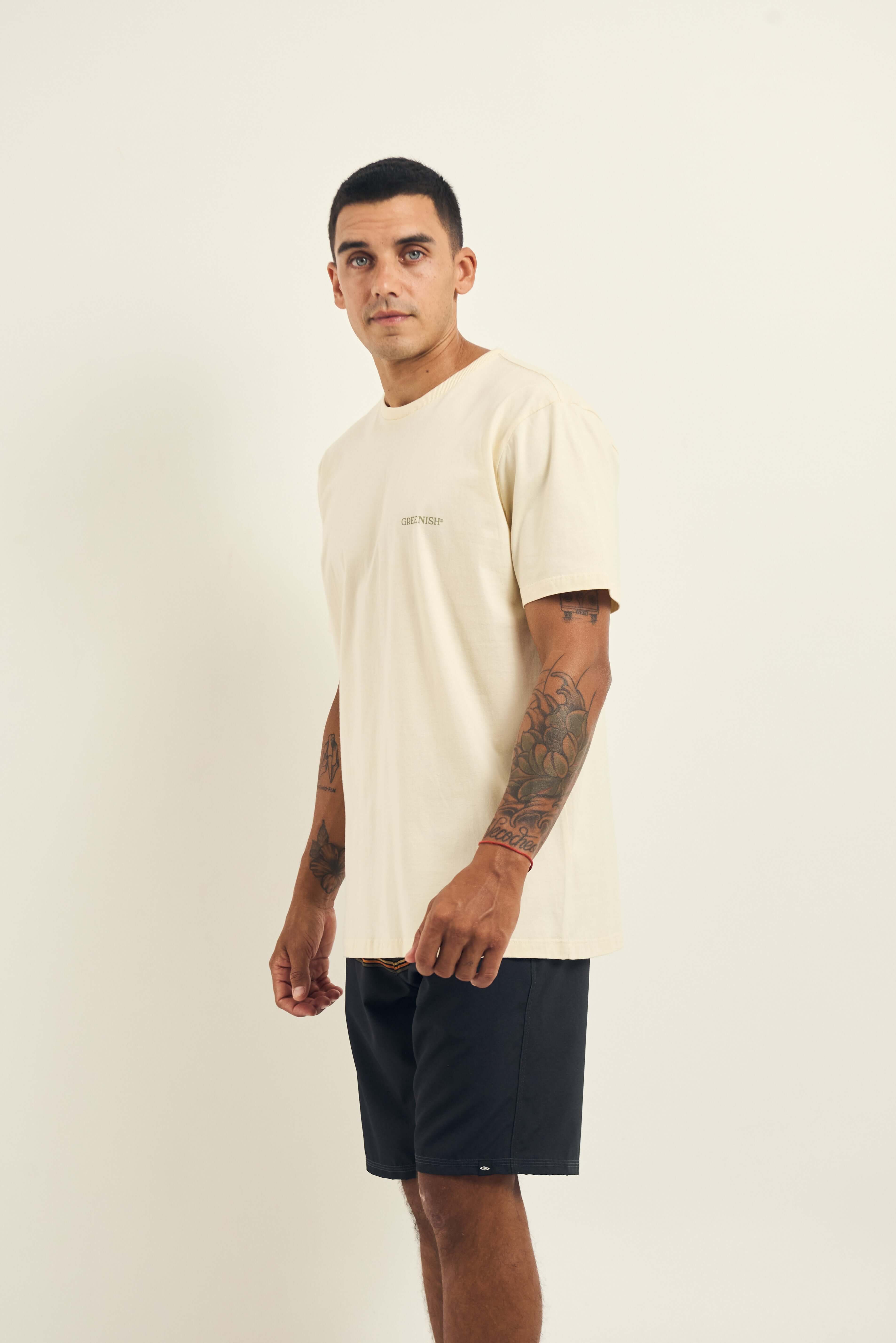 Camiseta Sunset Beach - Natural da marca Greenish, exibida por modelo, destacando design casual e conforto. Perfeita para o uso diário.