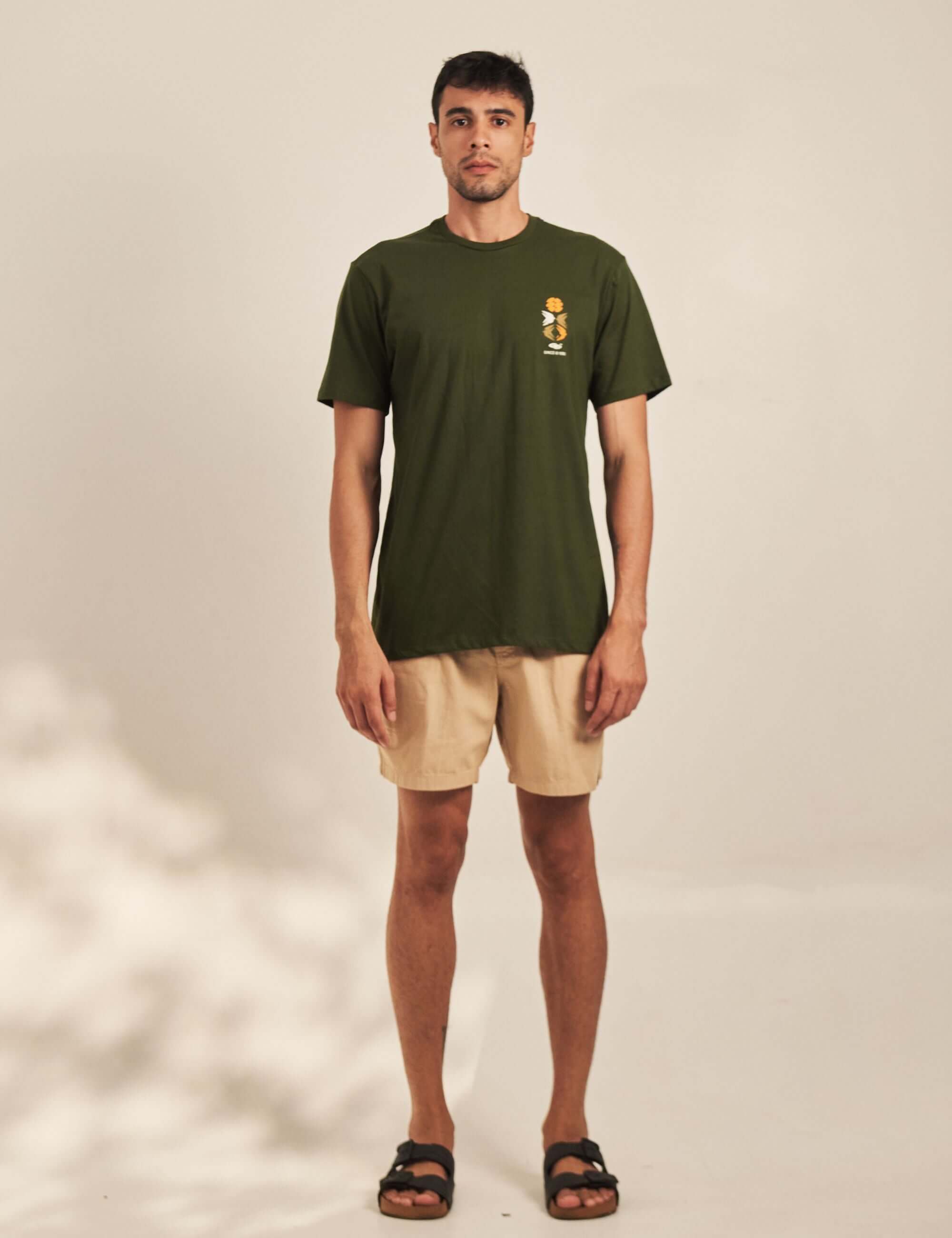 Alt Tag: Camiseta To Somewhere - Verde Escuro da Greenish em algodão, modelo com silk frente e costas, estilo outdoor e corte básico