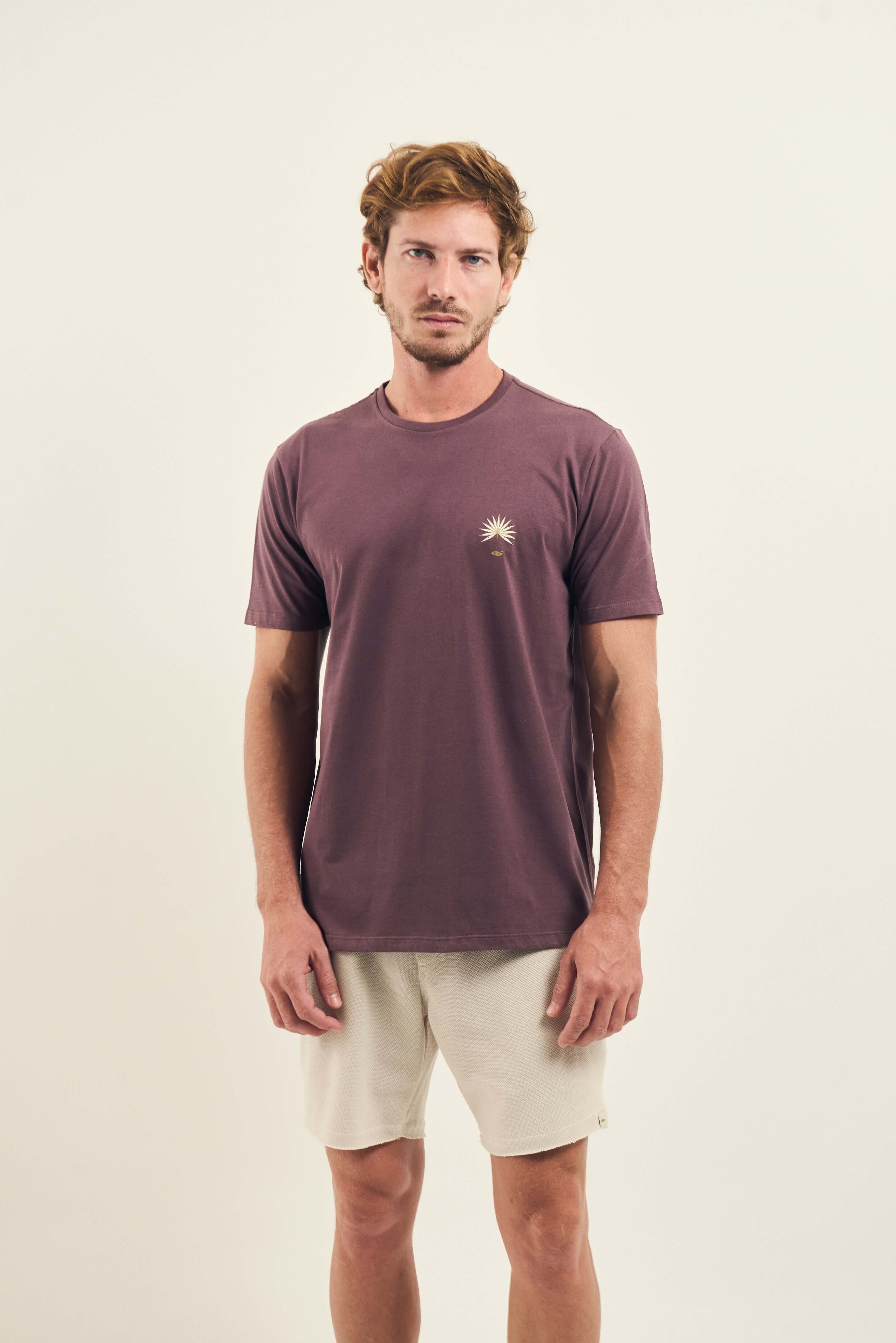 Homem usando Camiseta Tree of Life - Açaí da marca Greenish, destacando um design moderno e casual.