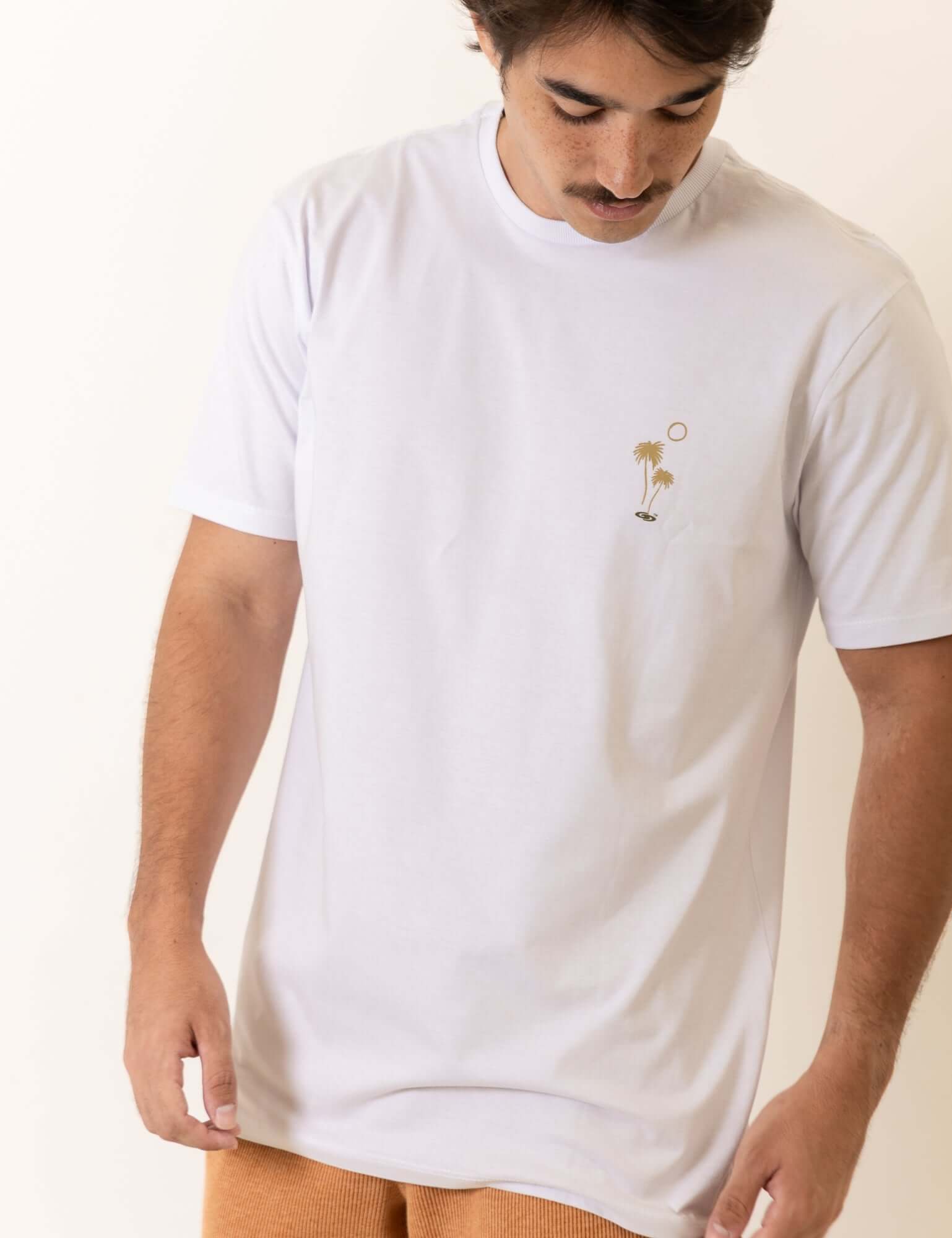 Homem vestindo Camiseta Wave Lines - Branco da marca Greenish com design minimalista.