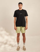 Camiseta Wild Mushroom - Preto da marca Greenish, em modelo, com estampa nas costas e silk frontal, 100% algodão, ideal para o dia a dia.