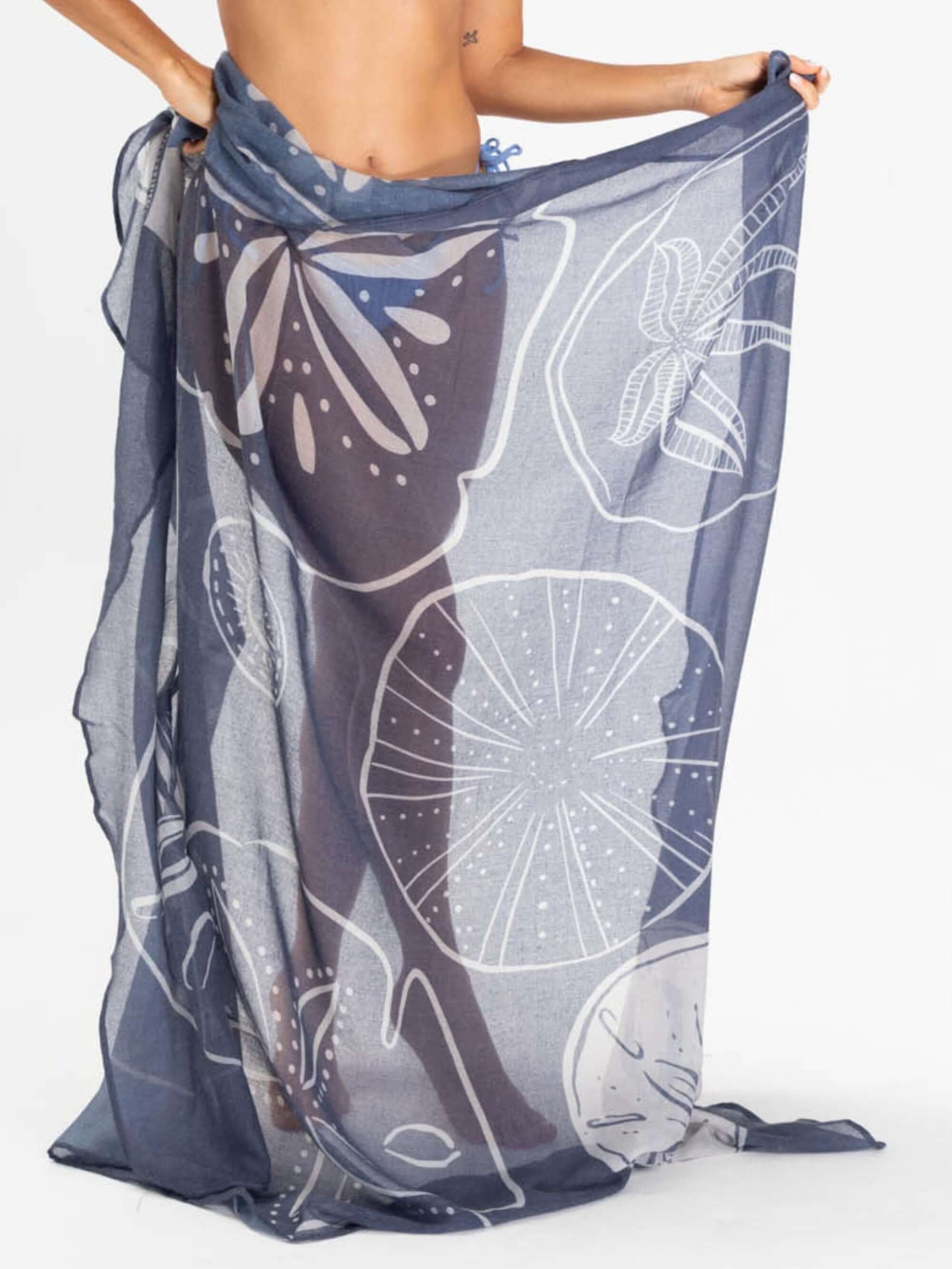 Canga handmade azul marinho com estampas de conchas, da Greenish, ideal para praia e piscina.