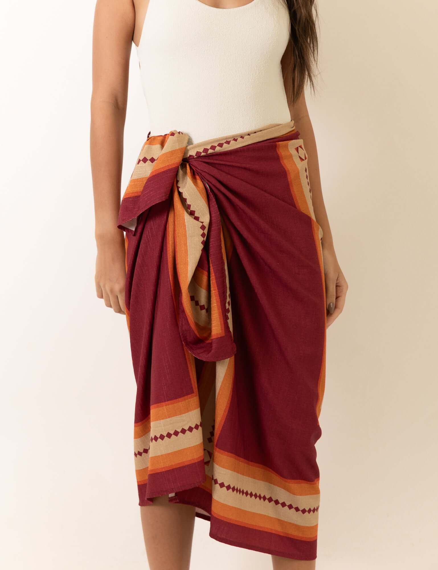 Greenish Canga Healing Rays - Bordo with vintage solar print and soft Virginia fabric, perfect for beach lifestyle.