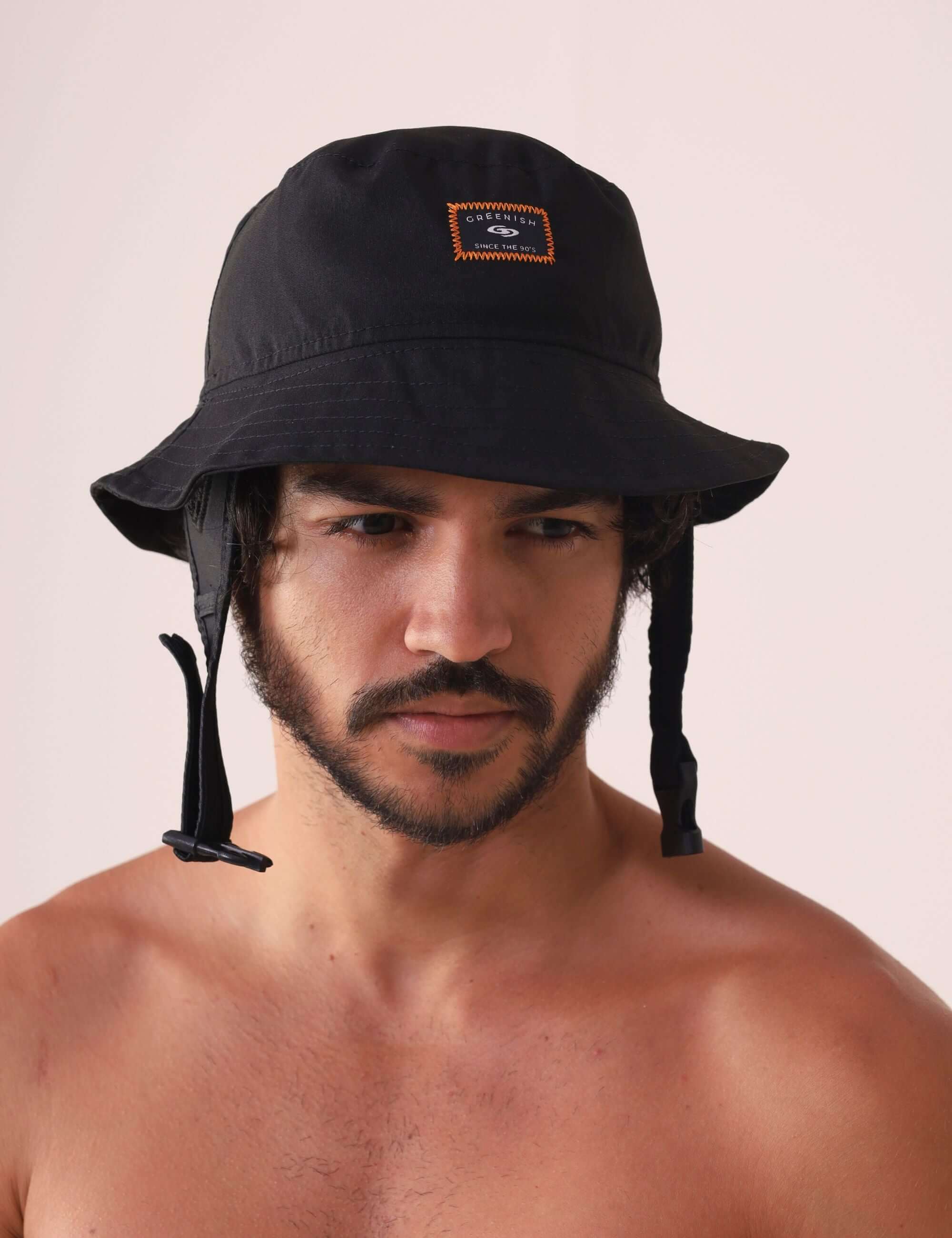 Homem usando CHAPEU BUCKET SPORT - PRETO da Greenish, com aba maleável, forro respirável e ajuste de neoprene para atividades ao ar livre.