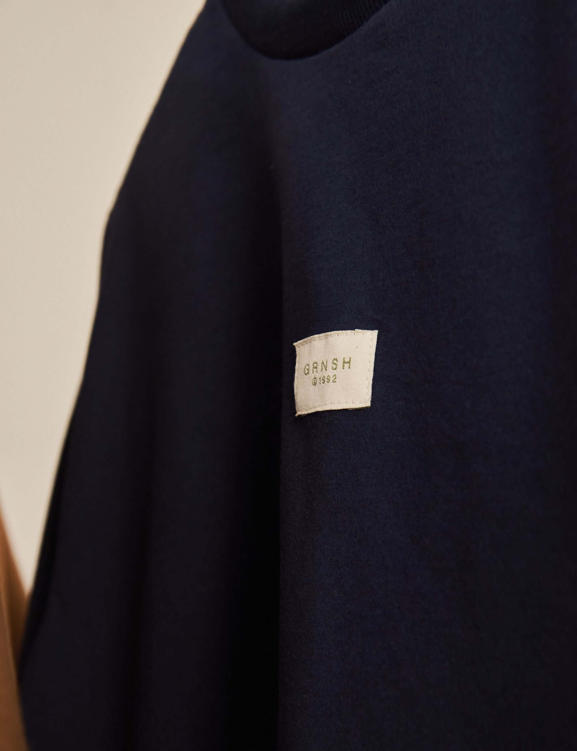 Alt Tag: Cropped Oversized Grnsh - Azul Marinho Greenish blusa cropped oversized em algodão com etiqueta frontal GRNSH