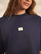 Alt Tag: Cropped Oversized Grnsh - Azul Marinho Greenish camiseta oversized cropped em algodão azul marinho com etiqueta frontal GRNSH