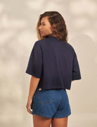 Cropped Oversized Grnsh - Azul Marinho da Greenish, camiseta cropped oversized em malha 100% algodão, gola ribana e etiqueta frontal GRNSH