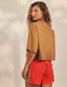 Alt Tag: Cropped Oversized Grnsh - Marrom Greenish blusa cropped oversized marrom em algodão com gola larga e etiqueta frontal GRNSH