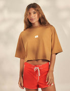 Cropped Oversized Grnsh - Marrom da Greenish em algodão, modelagem ampla cropped com etiqueta frontal discreta, look casual praia e cidade
