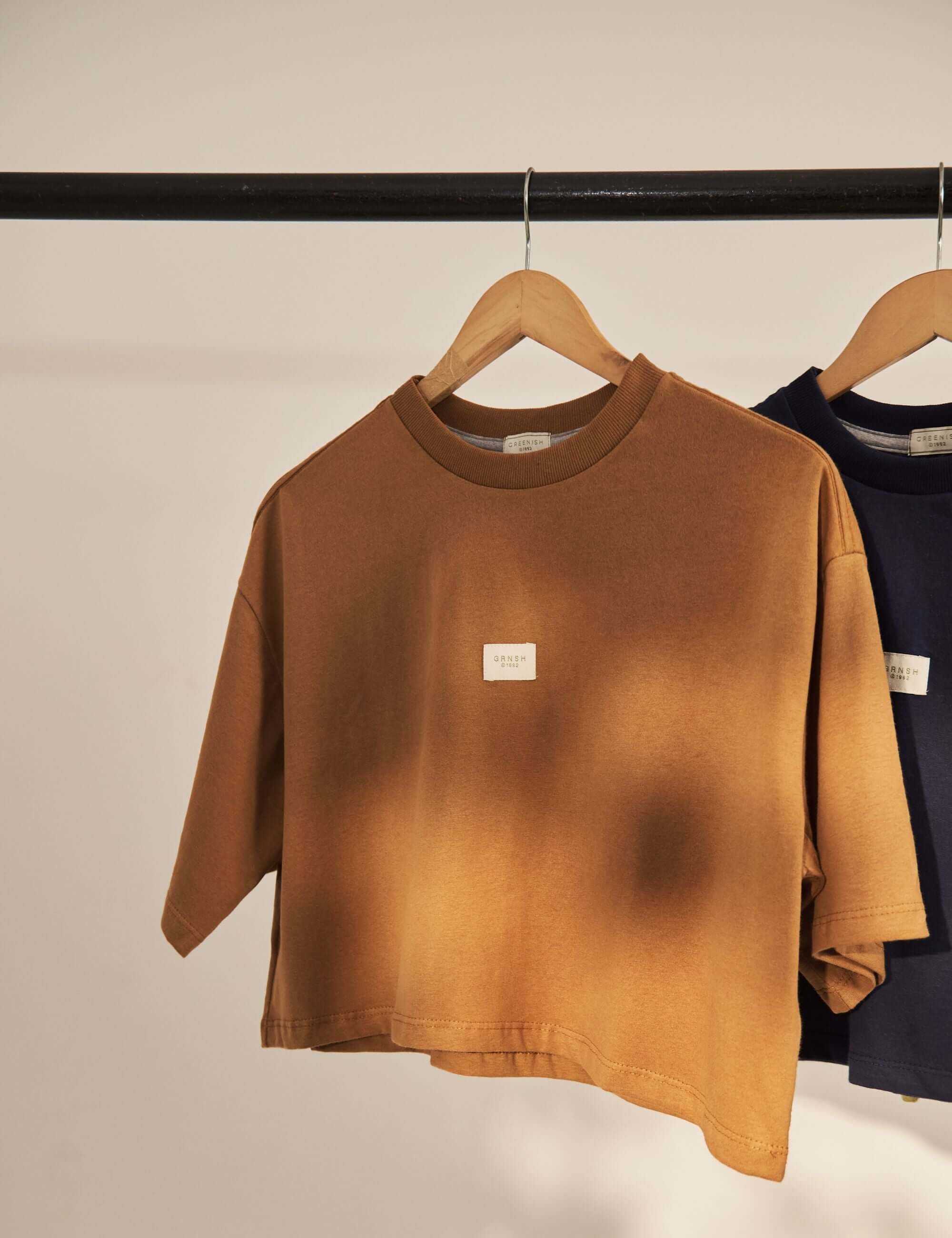 Alt Tag: Cropped Oversized Grnsh - Marrom da Greenish em malha 100% algodão, gola ribana e etiqueta frontal, estilo oversized cropped