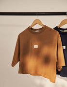 Alt Tag: Cropped Oversized Grnsh - Marrom da Greenish em malha 100% algodão, gola ribana e etiqueta frontal, estilo oversized cropped