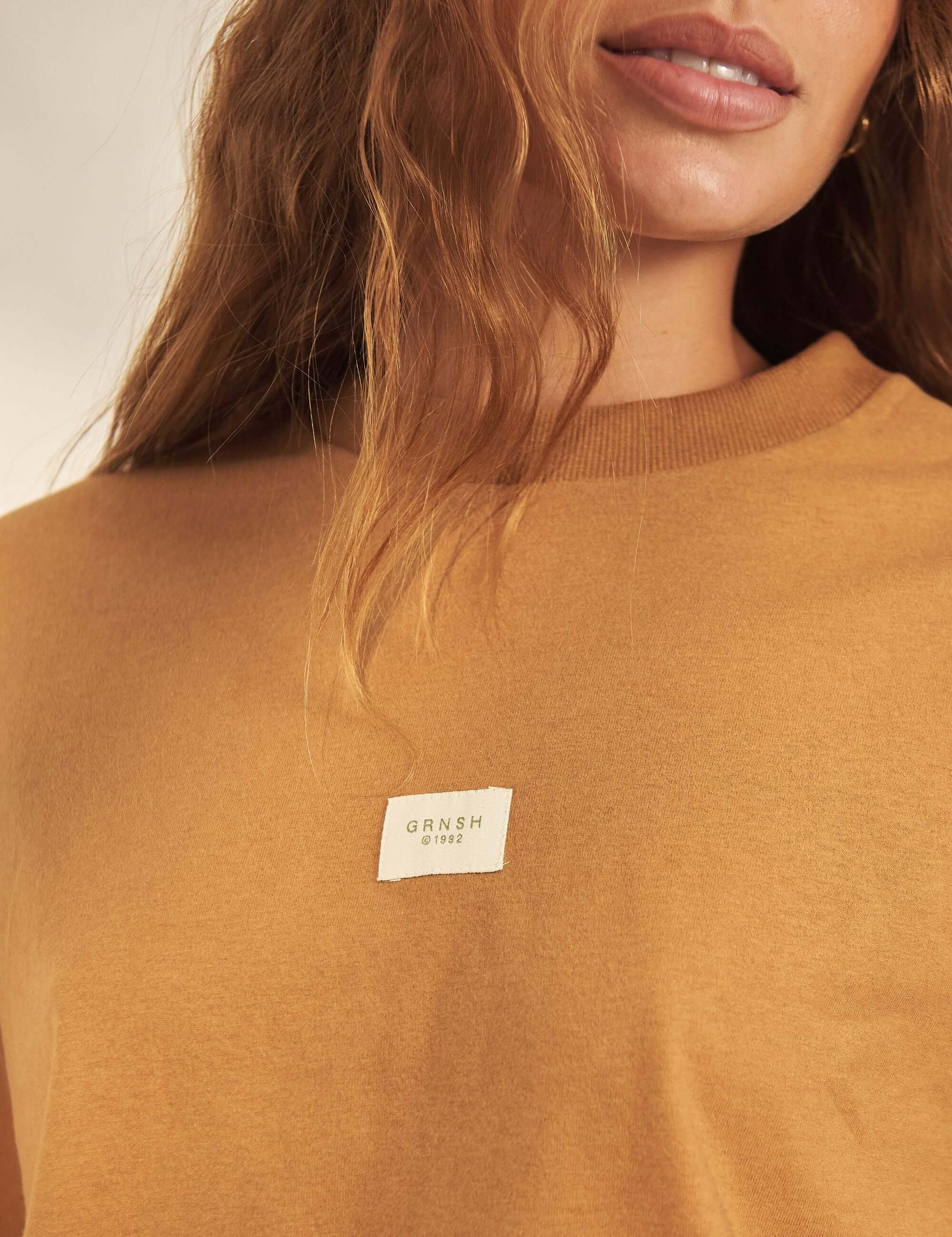 Alt Tag: Cropped Oversized Grnsh - Marrom Greenish camiseta cropped oversized malha 100% algodão gola ribana etiqueta frontal