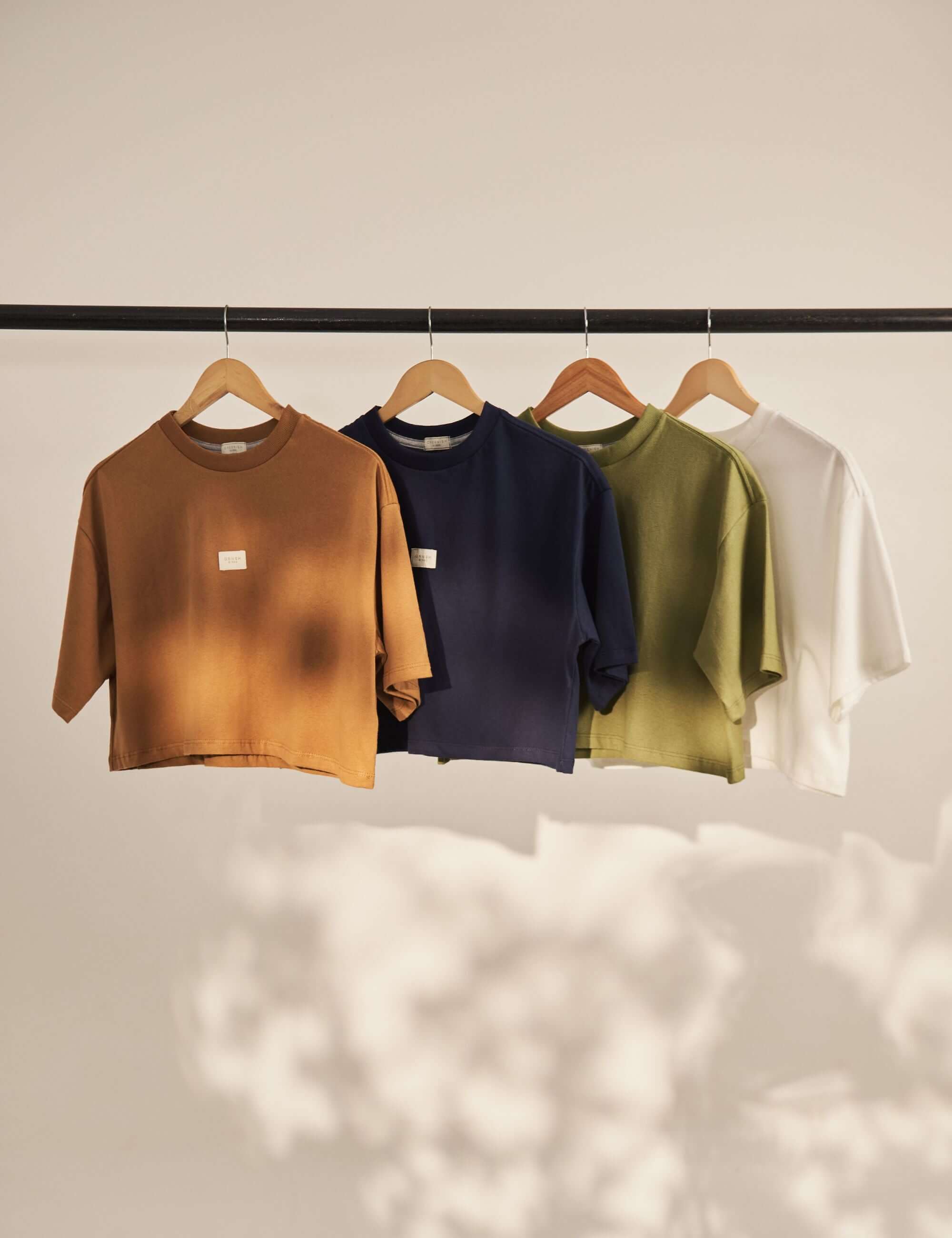 Alt Tag: Cropped Oversized Grnsh - Off White da Greenish em malha 100% algodão, modelagem ampla e comprimento cropped, gola larga em ribana