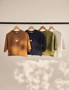 Alt Tag: Cropped Oversized Grnsh - Off White da Greenish em malha 100% algodão, modelagem ampla e comprimento cropped, gola larga em ribana