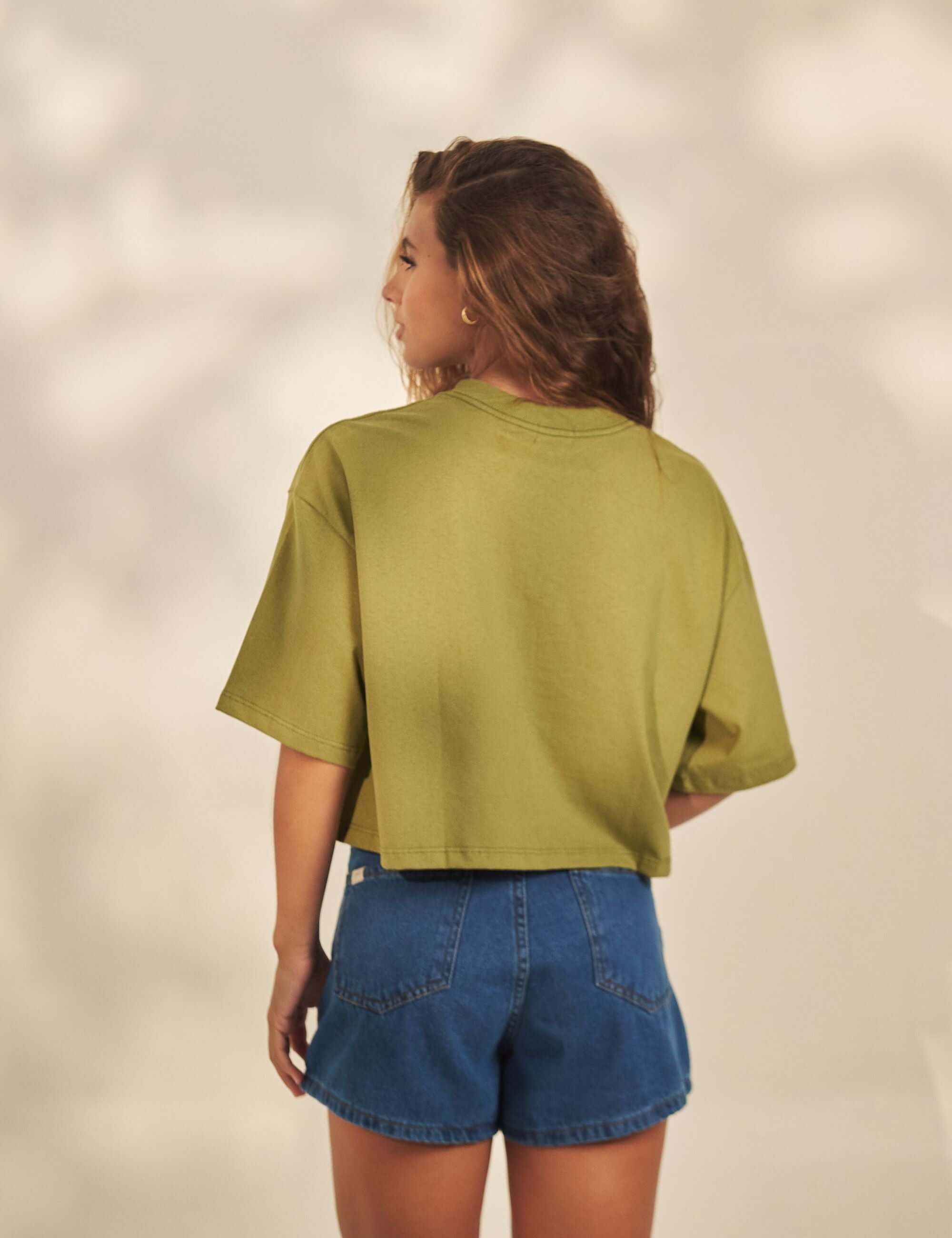 Alt Tag: Cropped Oversized Grnsh - Verde Greenish camiseta cropped oversized em malha 100% algodão, gola larga em ribana, look casual