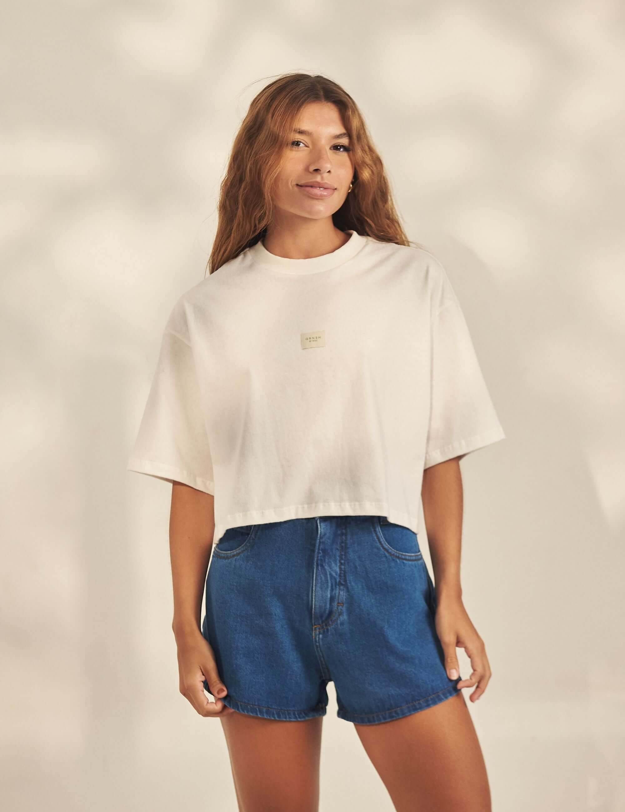 Cropped Oversized Grnsh - Off White Greenish camiseta cropped oversized em malha 100% algodão com etiqueta frontal para look urbano e praiano