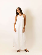 Modelo usando Macacão Frente Única Rustic - Off White da Greenish, destacando o design delicado e rústico em viscose slub.