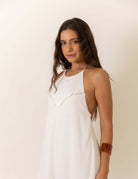 Mulher usando Macacão Frente Única Rustic - Off White da Greenish, com decote frente única e textura rústica em viscose slub.