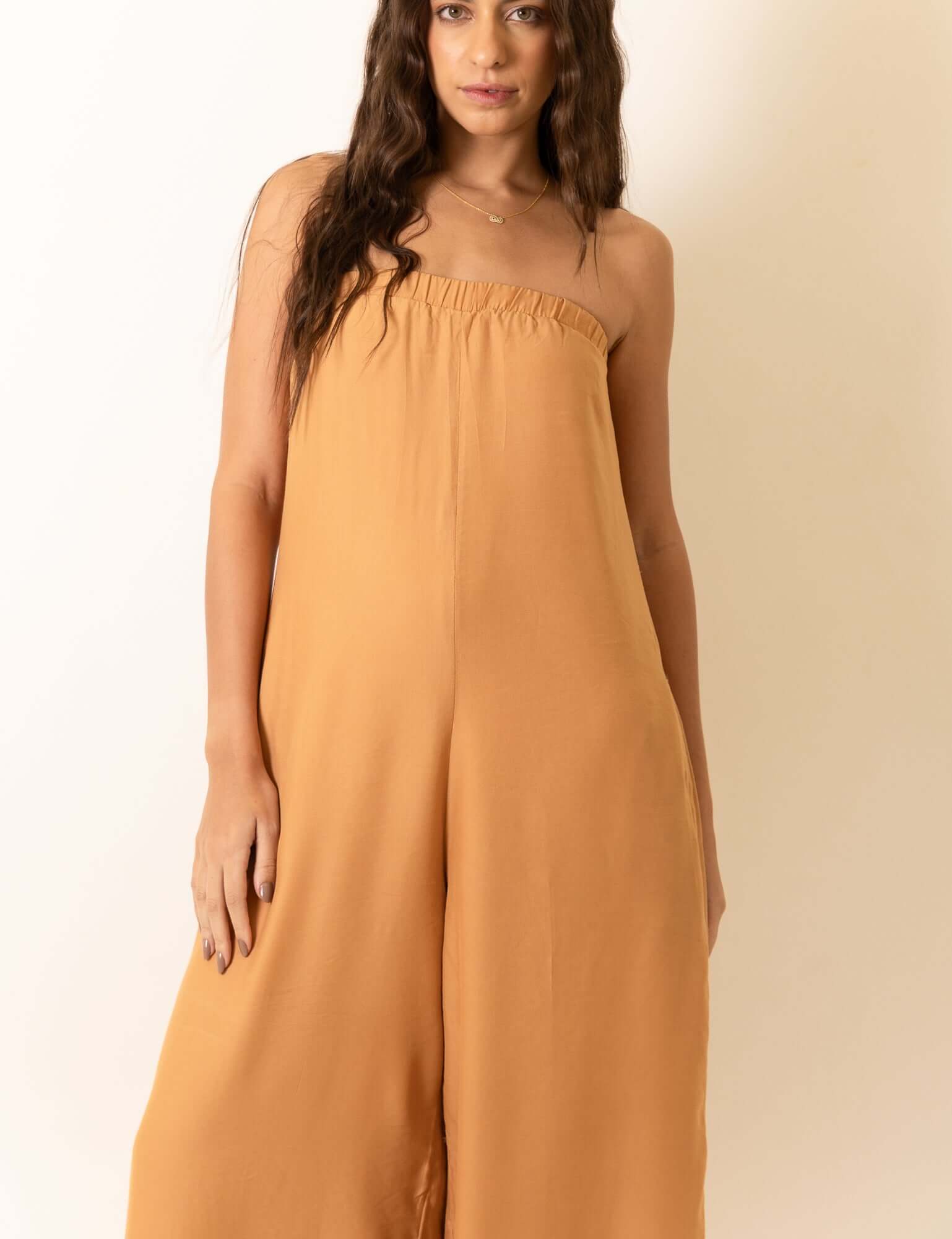 Greenish Macacão Leslie - Caqui in a stylish design, ideal for fashion-forward looks, featuring a strapless cut and comfortable fit.