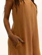 Modelo vestindo o Macacão Leslie - Caqui da marca Greenish, destacando a elegância e o tom terroso da peça.