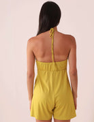 Costas do Macaquinho Curto Flora - Amarelo em tecido leve, com alças finas ajustáveis e elástico nas costas, perfeito para dias ensolarados.