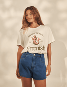 Maxi Camiseta Mermaid - Off White da Greenish, camiseta oversized 100% algodão com estampa de sereia, visual místico e sol