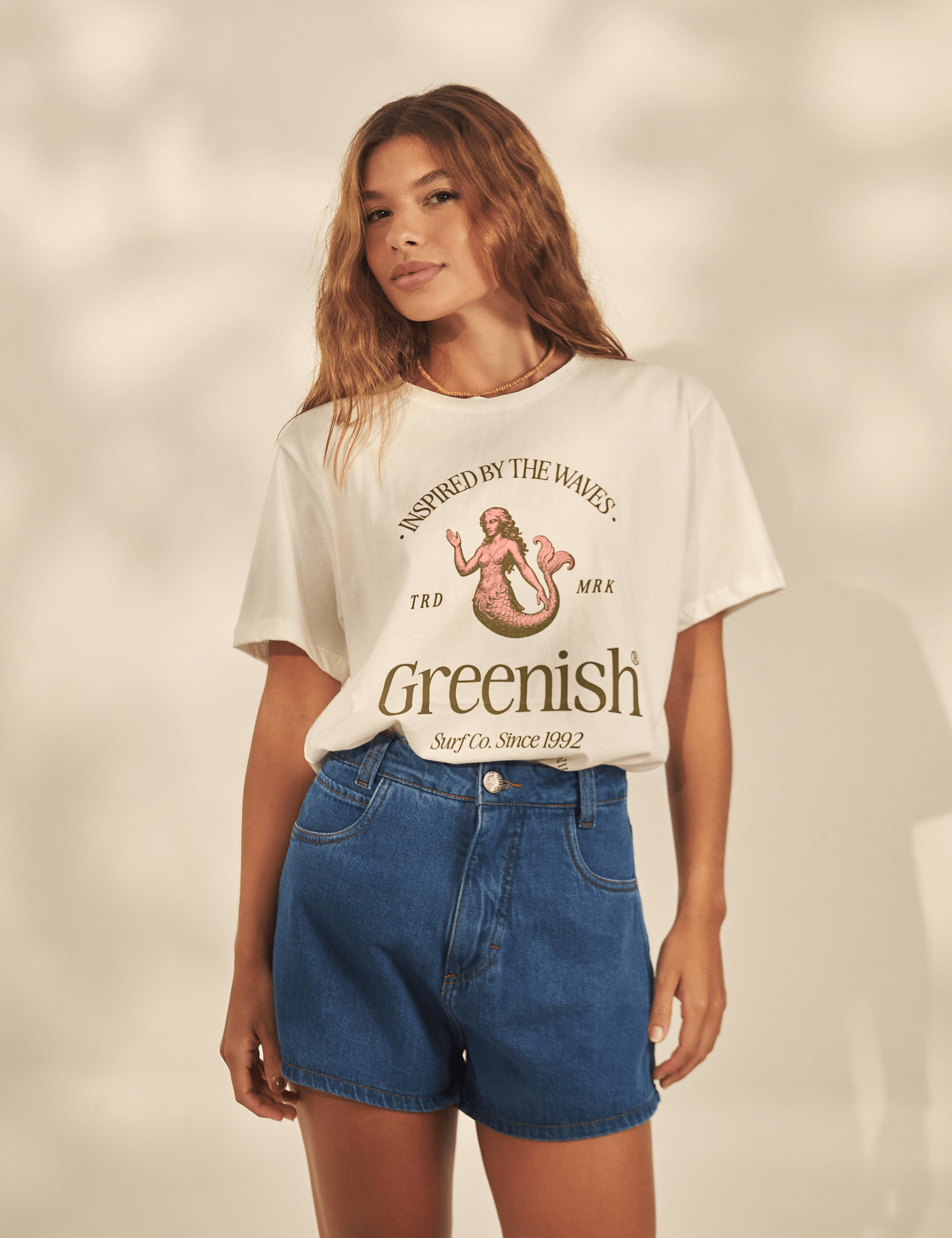 Maxi Camiseta Mermaid - Off White da Greenish, camiseta oversized 100% algodão com estampa de sereia, visual místico e sol