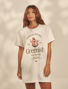 Alt Tag: Maxi Camiseta Mermaid - Off White da Greenish, modelo com estampa sereia, shape amplo em malha 100% algodão, look pra praia